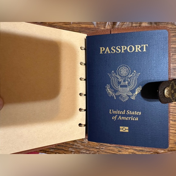 Louis Vuitton Passport Holder Agenda Planner EUC - Picture 3 of 14